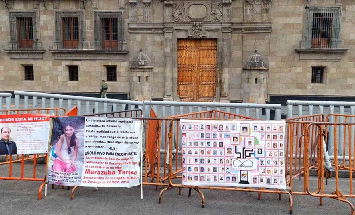 Madres buscadoras instalan memorial frente a Palacio Nacional. // Foto: Especial/El Universal