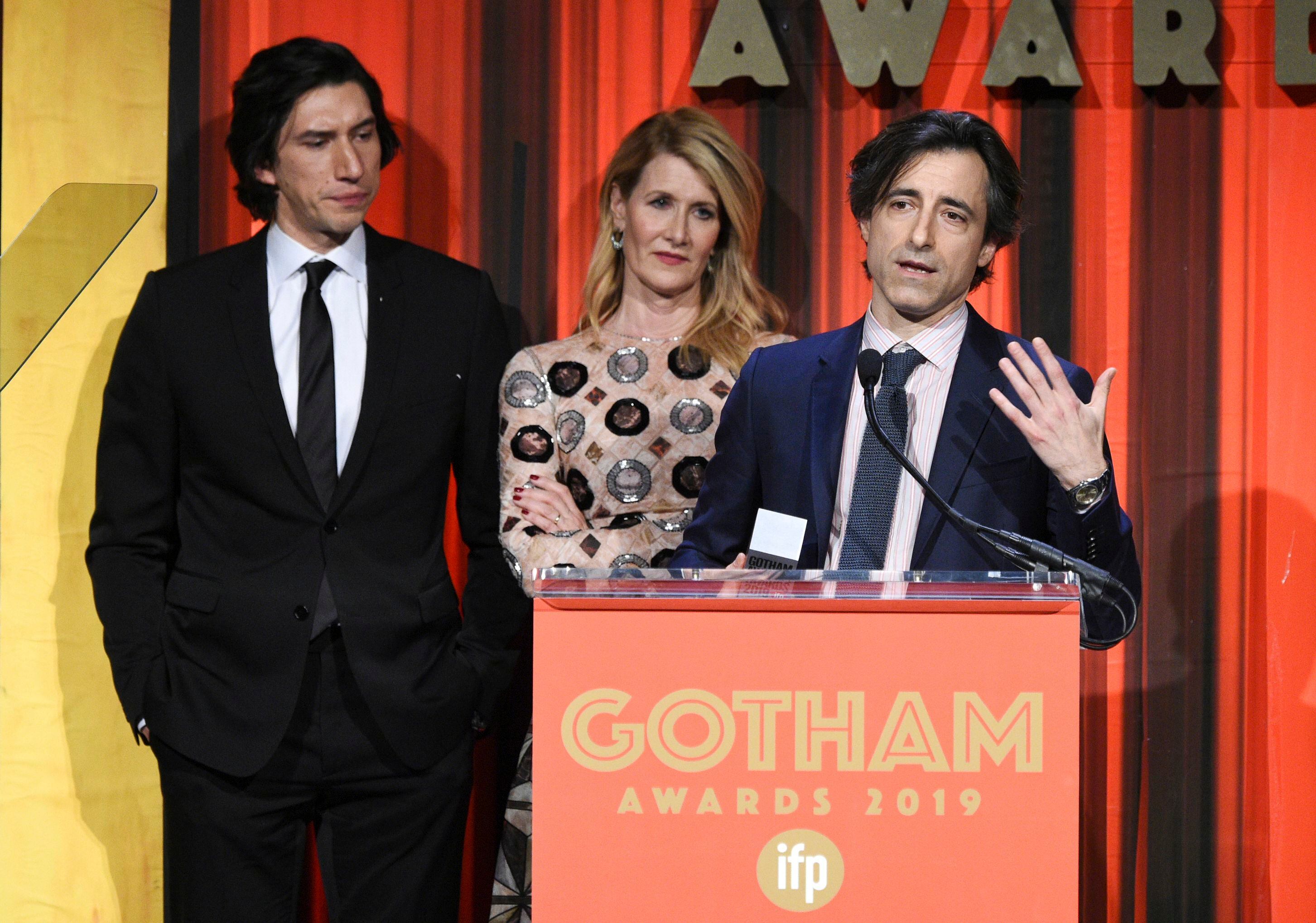 El cineasta Noah Baumbach, a la derecha, recibe el premio Gotham al mejor largometraje por "Marriage Story" en compañía de los actores Adam Driver y Laura Dern, at el lunes 2 de diciembre del 2019 en Nueva York. (Foto por Evan Agostini/Invision/AP)