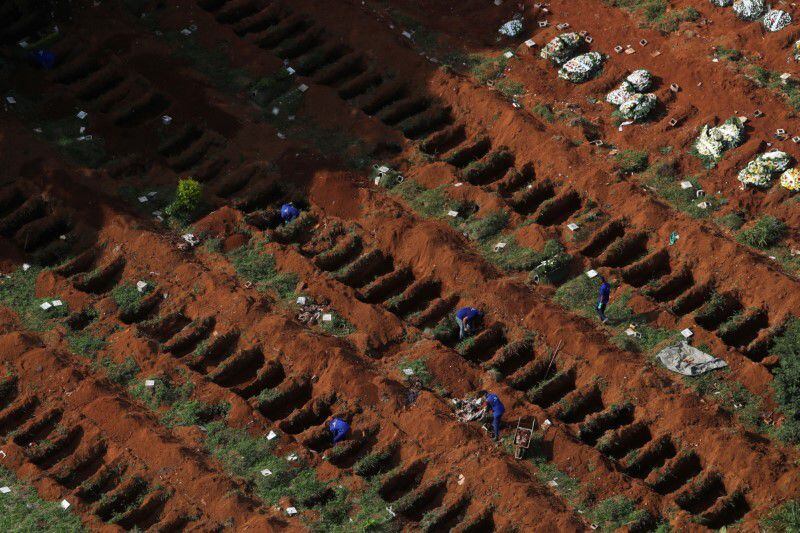 FOTO DE ARCHIVO: Sepultureros abren nuevas tumbas al aumentar el número de muertos tras el brote de la enfermedad del coronavirus (COVID-19), en el cementerio de Vila Formosa, el mayor de Brasil, en Sao Paulo, Brasil, 2 de abril de 2020. REUTERS/Amanda Perobelli/File Photo