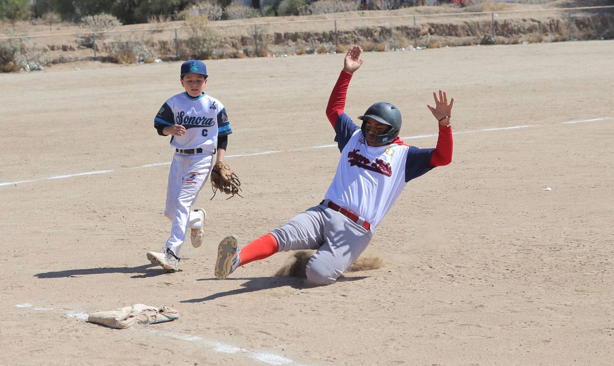 William Muñoz, de Nuevo León "A", se roba la tercera base ante la mirada de Emiliano Peralta | FOTO Kevin González