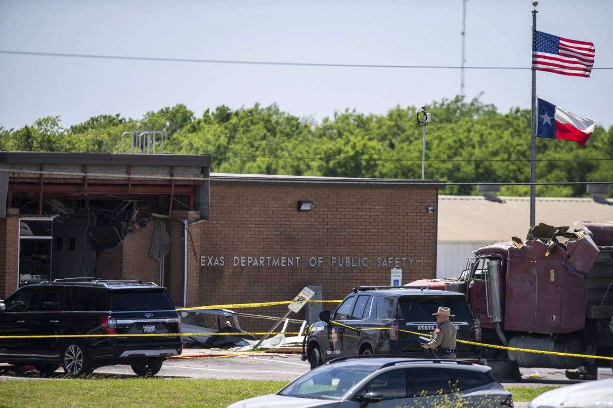 Un muerto y 13 heridos tras choque intencional contra oficina de seguridad pública de Texas