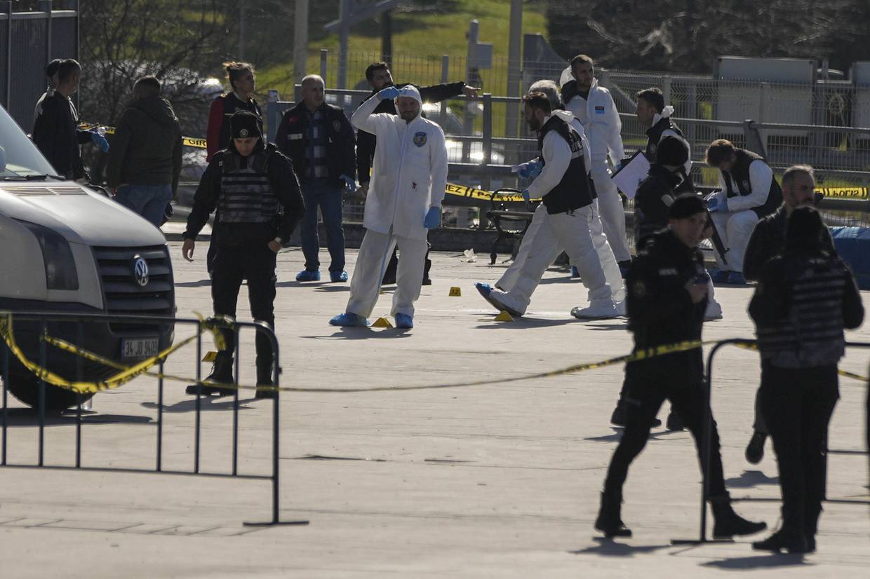 Agentes de seguridad revisan el lugar donde dos atacantes fueron abatidos en el exterior de un tribunal, en Estambul, Turquía, el 6 de febrero de 2024. (AP Foto/Francisco Seco)