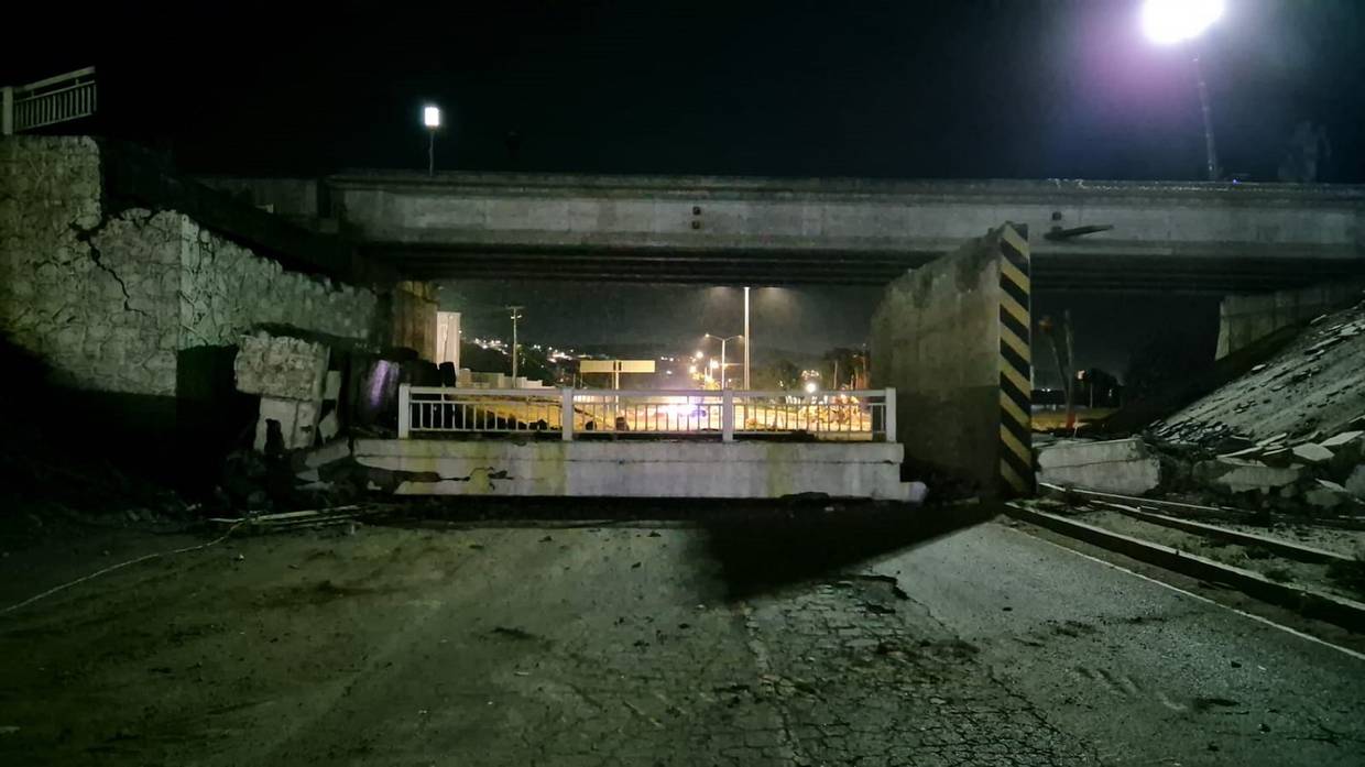 Con la finalidad de darle celeridad a las obras, se realizaron jornadas nocturnas durante las cuales se ejecutaron los trabajos de demolición del puente.