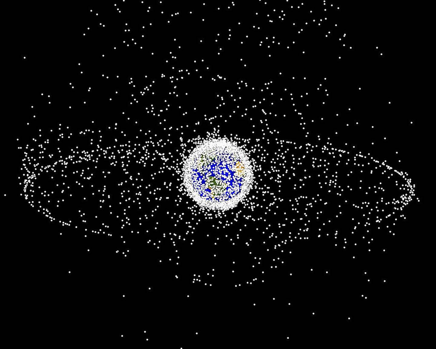Poblaciones de desechos espaciales vistas desde fuera de la órbita geosíncrona (GEO). Hay dos campos de escombros principales: el anillo de objetos en GEO y la nube de objetos en órbita baja terrestre (LEO). | NASA