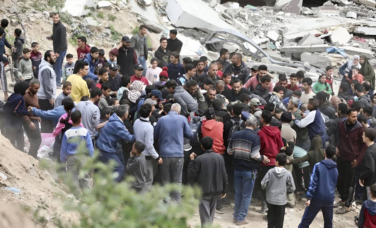 Palestinos corren para recoger ayuda humanitaria lanzada desde el aire en Ciudad Gaza, Franja de Gaza, el 17 de marzo de 2024. Foto: AP