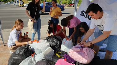 Jóvenes colectan ropa para llevarla al Poblado Miguel Alemán