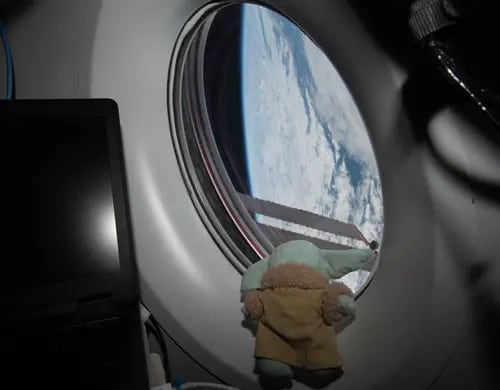 aby Yoda mirando a la Tierra desde la Estación Espacial Internacional. Fuente: Frontera Espacial
