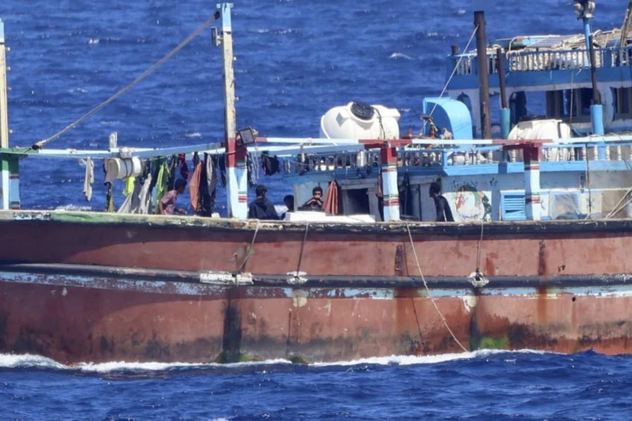 Un barco pesquero iraní llamado “Iman”, que había sido secuestrado por piratas, frente a las costas de Somalia, el 29 de enero de 2024. Foto suministrada por la Marina de la India. (Marina de la India via AP)