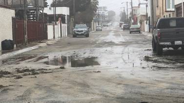 Alto oleaje en Rosarito afecta calles aledañas a playas