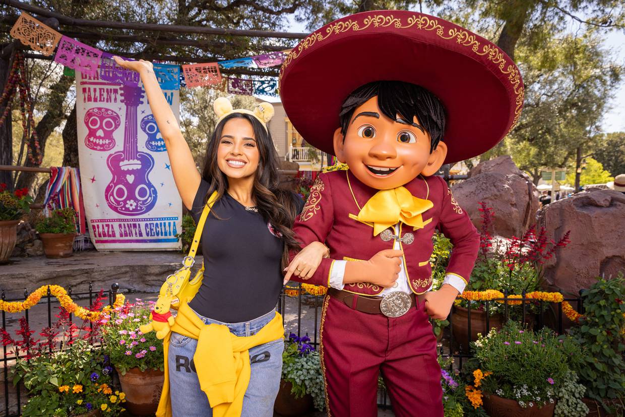 Becky G saludó al músico Miguel de la película “Coco” de Disney y Pixar en el rancho del zócalo en Disneyland Park.