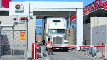Texas reactiva inspecciones a camiones de carga en cruce fronterizo; extienden horarios de operación