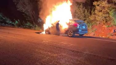 Hombre salva heroicamente a dos niñas de un automóvil en llamas momentos antes de que se consumiera por completo en Arizona