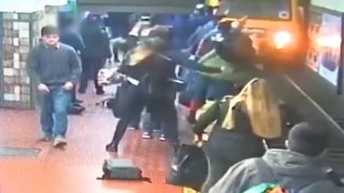 VIDEO: Hombre se desmaya y empuja a mujer a las vías del tren; sobrevive