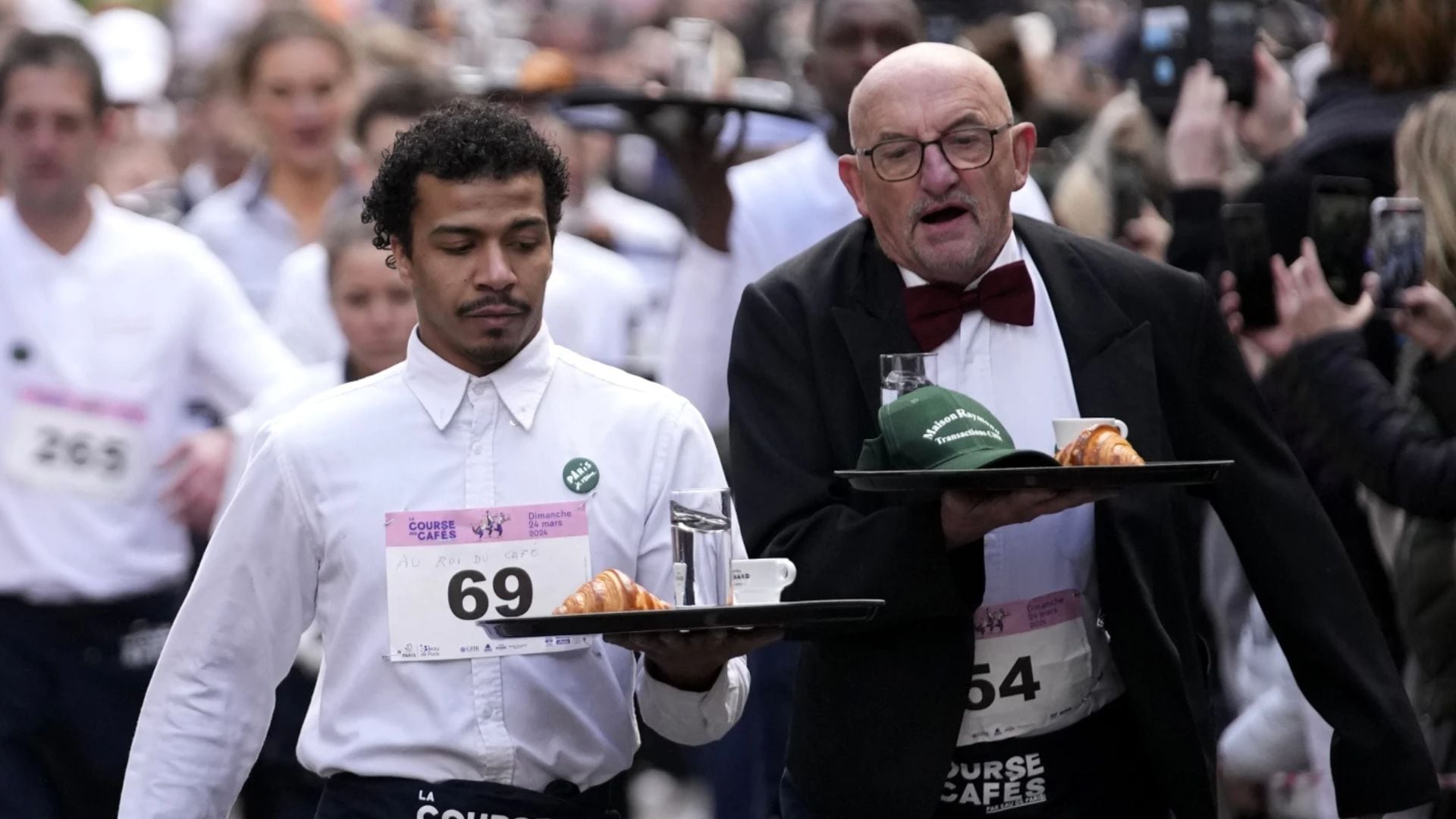 Degustación olímpica: la carrera de París celebra a los camareros y camareras que alimentan la vida y el alma de la ciudad. Foto: AP Photo / Christophe Ena
