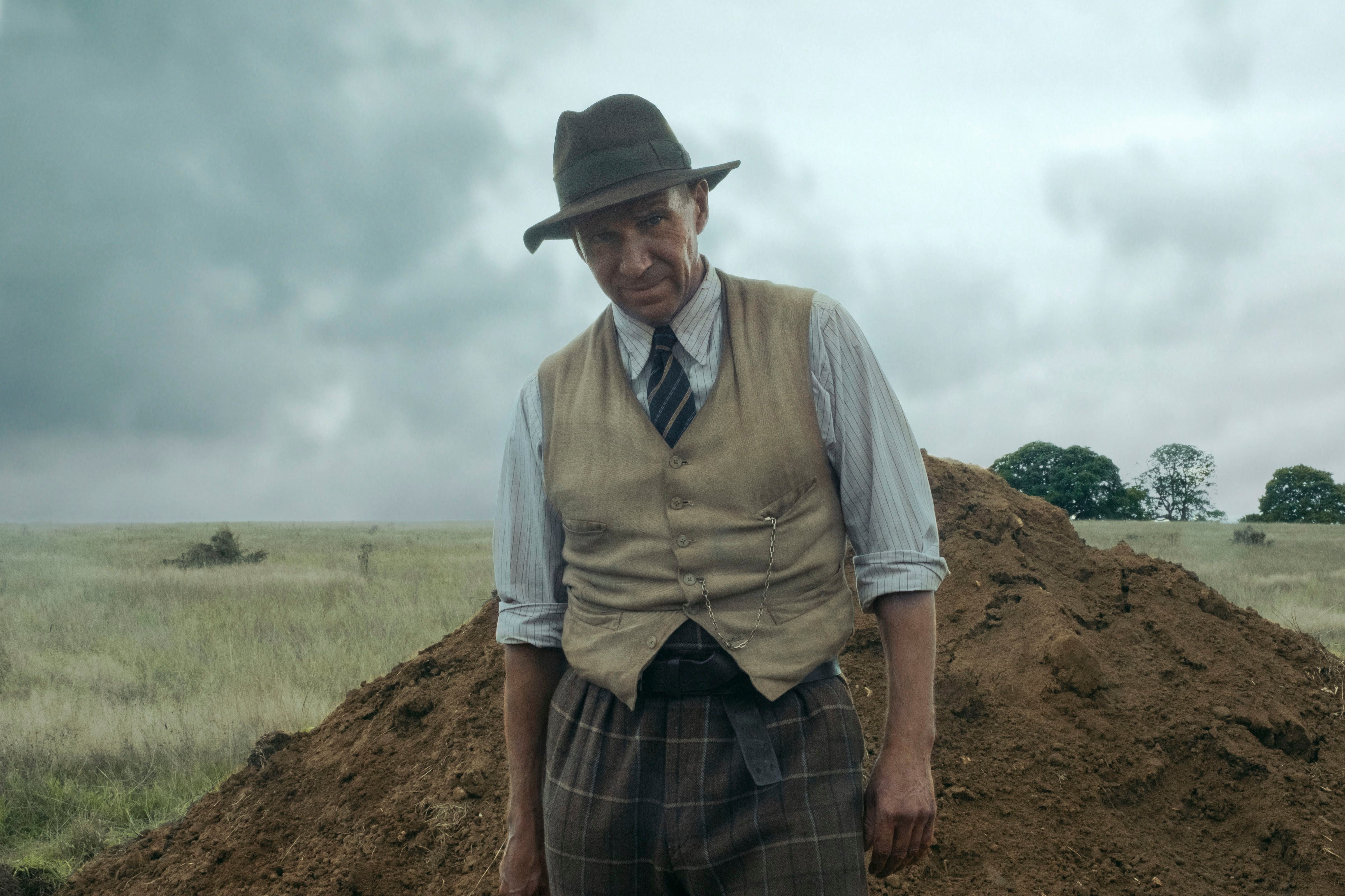 Ralph Fiennes en una escena de “The Dig" en una imagen proporcionada por Netflix. (Larry Horricks/Netflix via AP)