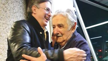 Mujica llega a México; es recibido por Ebrard