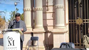Tras cierre, Javier Corral realiza inauguración simbólica de librería