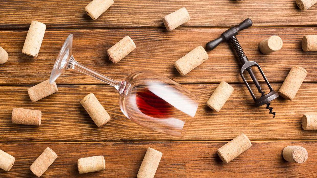 Desde el lujoso corcho natural hasta las opciones prácticas y funcionales, cada tipo de corcho ofrece una contribución única al mundo del vino.
