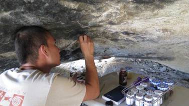 Especialistas restauran pintura rupestre