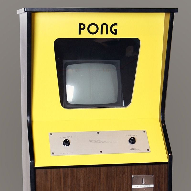 "Pong", también conocido como "Tele-Pong", es un clásico de la primera generación de videojuegos, desarrollado por Nolan Bushnell y lanzado por Atari el 29 de noviembre de 1972. Este juego está inspirado en el deporte de tenis de mesa, ofreciendo una experiencia virtual del popular juego.