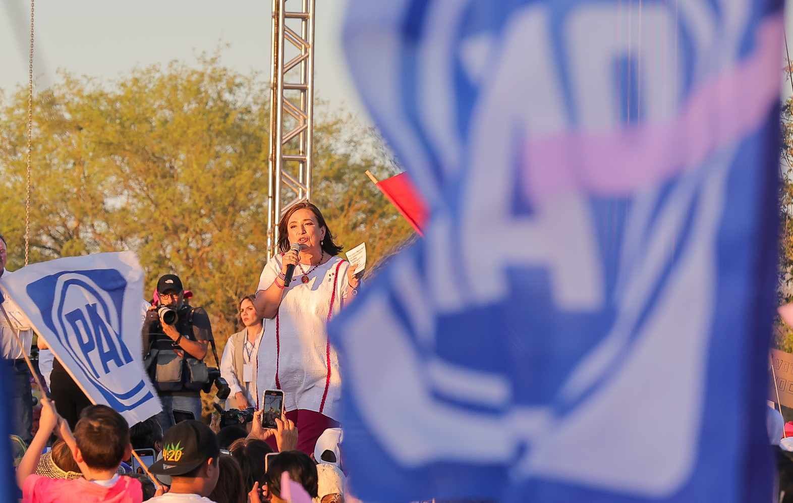 La candidata a la Presidencia, Xóchilt Gálvez, durante el mitin de ayer realizado frente al estadio Fernando Valenzuela. FOTO: ELEAZAR ESCOBAR