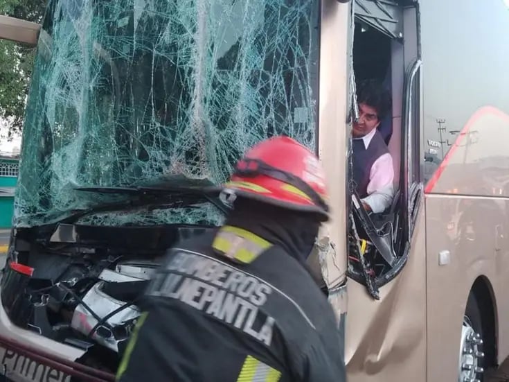 Autobús de pasajeros choca contra tráiler de carga en el Edomex