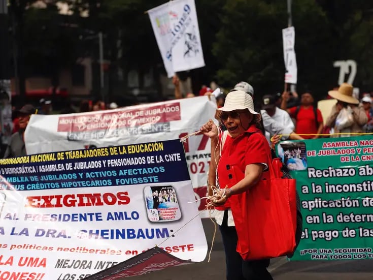 Profesores marchan en Ciudad de México exigiendo mejoras laborales  