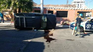Una adolescente de Guaymas robó el carro de su mamá y luego se volcó al avanzar unas cuadras