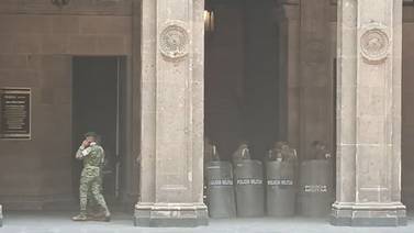 Normalistas lanzan cohetones a Palacio Nacional tras liberación de 8 militares por caso Ayotzinapa