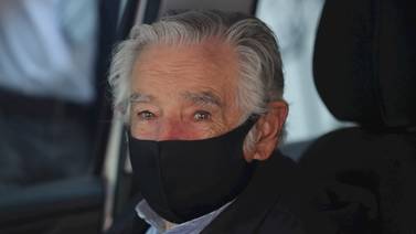 Operan de emergencia a José Mujica por molestias en el esófago