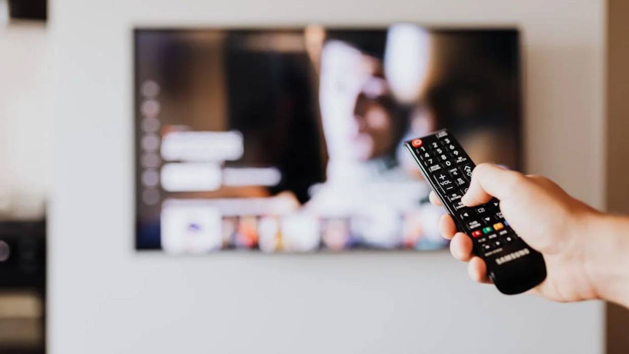 Dependiendo de la marca de tu televisor, los botones rojo, verde, amarillo y azul tienen distintas utilidades | Foto: pexels