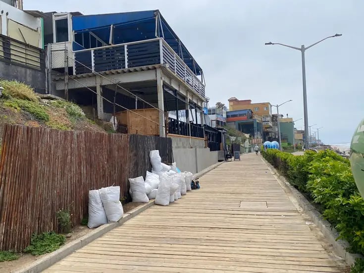 Basura prolifera en malecón de Playas de Tijuana, señalan ciudadanos