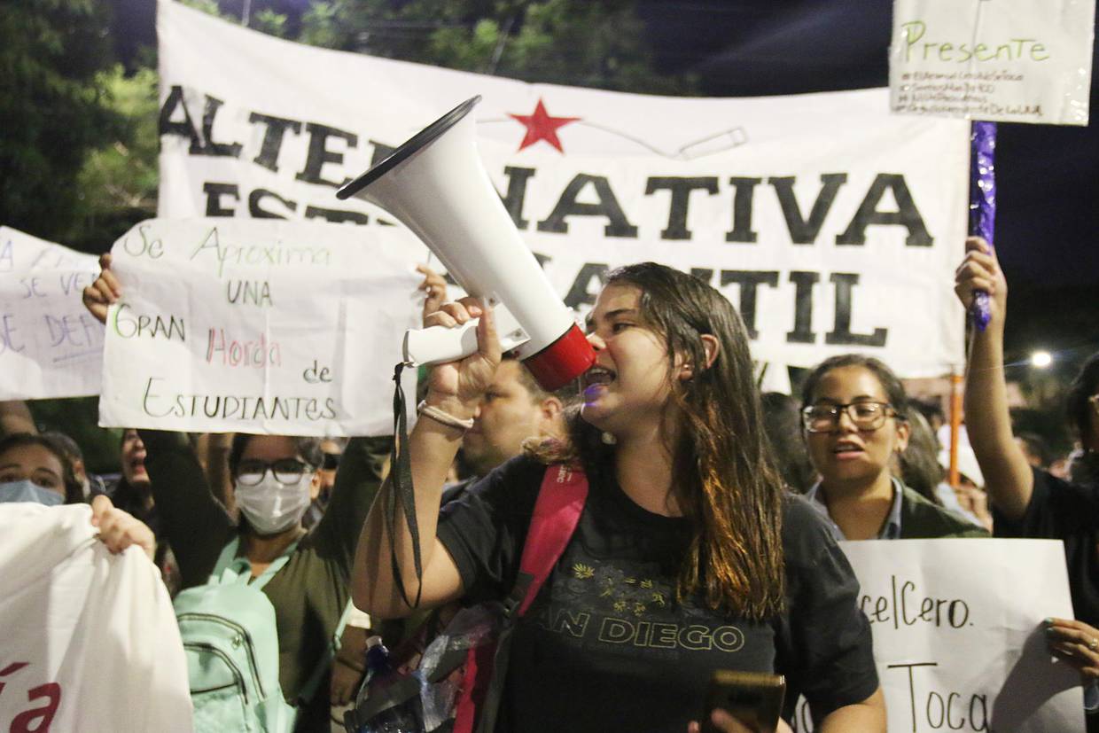 Estudiantes participan en una manifestación para exigir que se garanticen los recursos que financien el programa 'Arancel Cero', en Asunción (Paraguay). EFE/ Nina Osorio
