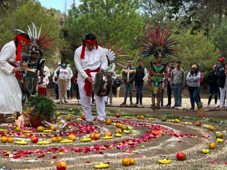 Parejas celebran bodas prehispánicas durante el equinoccio