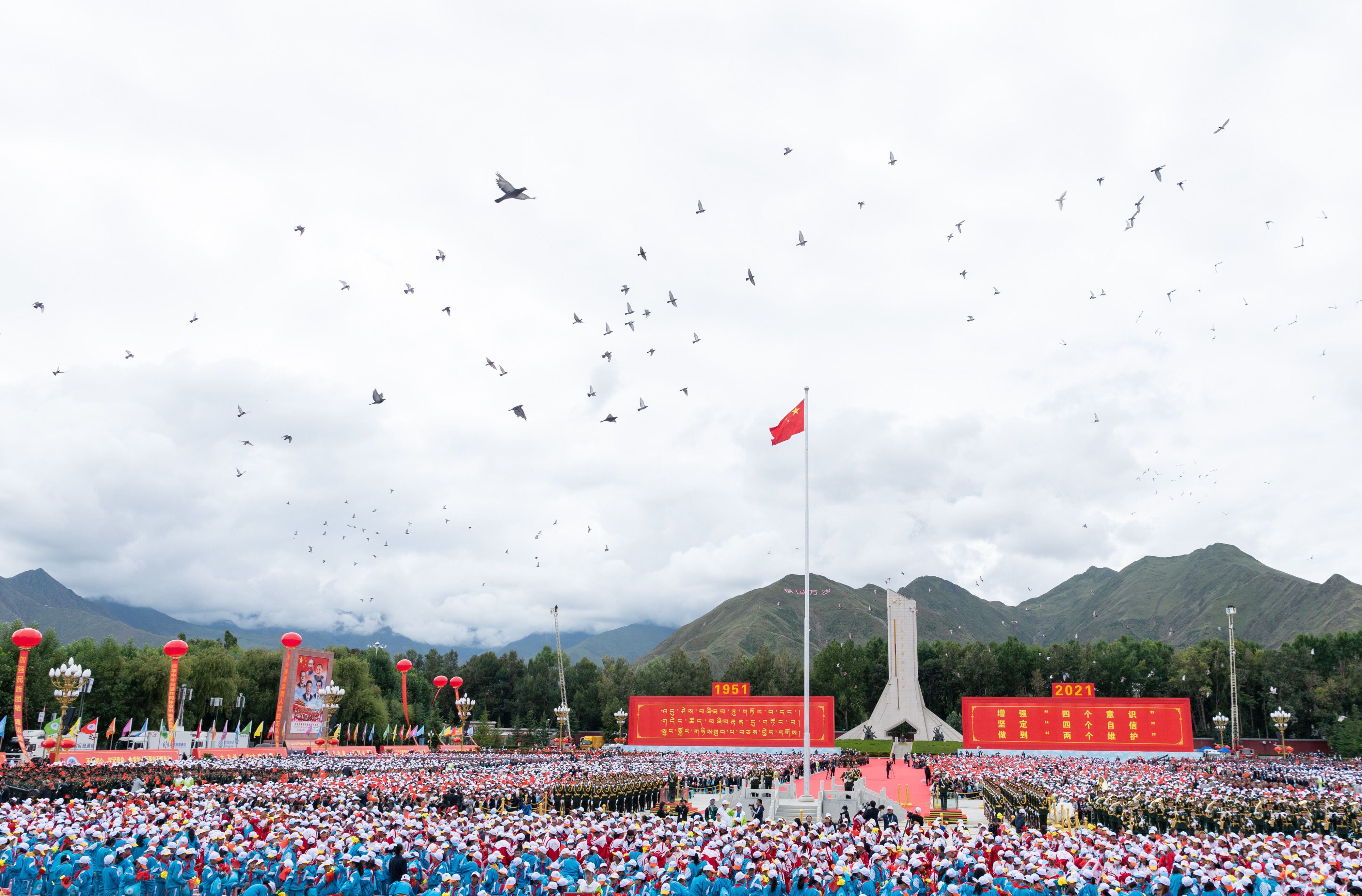 (210819) -- LHASA, 19 agosto, 2021 (Xinhua) -- Palomas vuelan en el cielo durante una gran reunión para conmemorar el 70° aniversario de la liberación pacífica del Tíbet en la plaza del Palacio de Potala, en Lhasa, en la región autónoma del Tíbet, en el suroeste de China, el 19 de agosto de 2021. Más de 20.000 personas de diversos grupos étnicos asistieron al evento celebrado en Lhasa. (Xinhua/Zhai Jianlan) (ah) (da) (vf)
