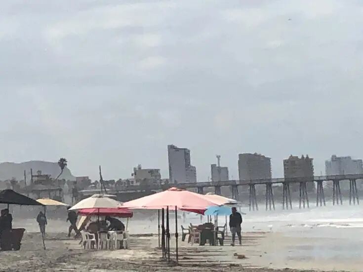 Playa de Rosarito con basura y estiércol previo a Semana Santa
