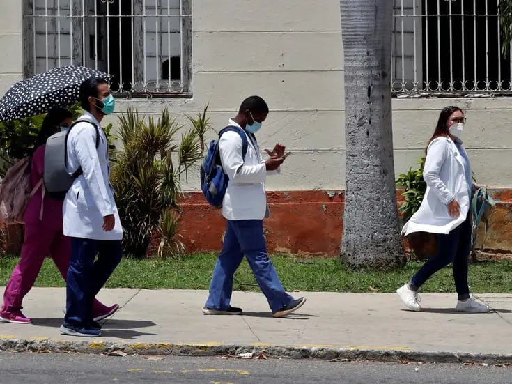 El gobierno mexicano contratará 1.200 médicos cubanos