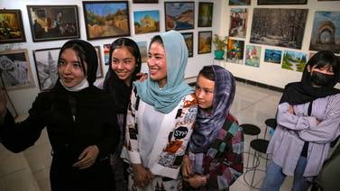Talibanes niegan salida del país a mujeres con becas en el extranjero