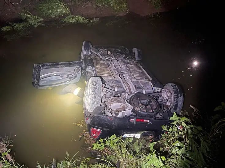 Dos personas fallecidas y una más lesionada tras caer su vehículo en un canal en el Valle de Mexicali