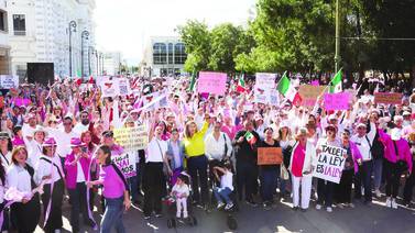 Marchan en el País contra las reformas de AMLO, en defensa de la democracia