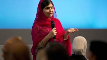 Malala Yousafzai, ganadora del premio Nobel de la Paz, sobrevivió a disparos de un talibán cuando tenía 15 años