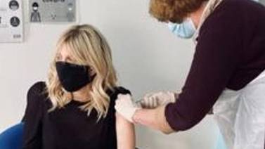 Courtney Love recibe vacuna contra Covid-19, en Reino Unido, sin estar en grupo vulnerables
