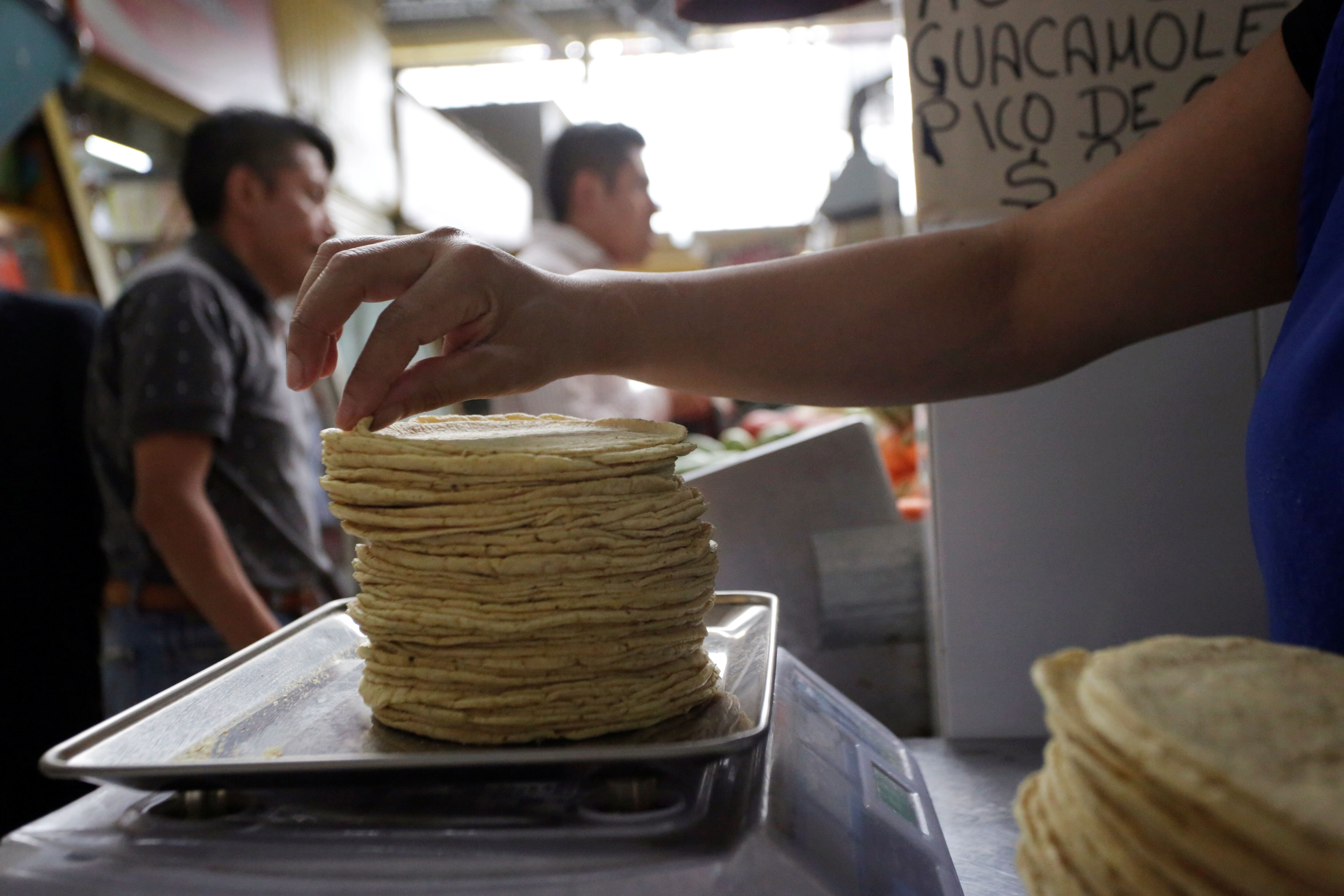 Imagen de archivo de una empleada pesando una pila de tortillas de harina de maíz frescas en una fábrica de tortillas en Ciudad de México, México. 22 de febrero, 2019. REUTERS/Daniel Becerril/Archivo