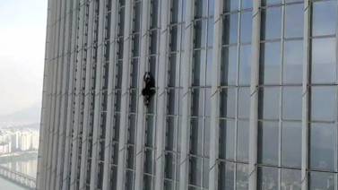 Seúl: Detienen a hombre que escaló rascacielos sin protección en las manos