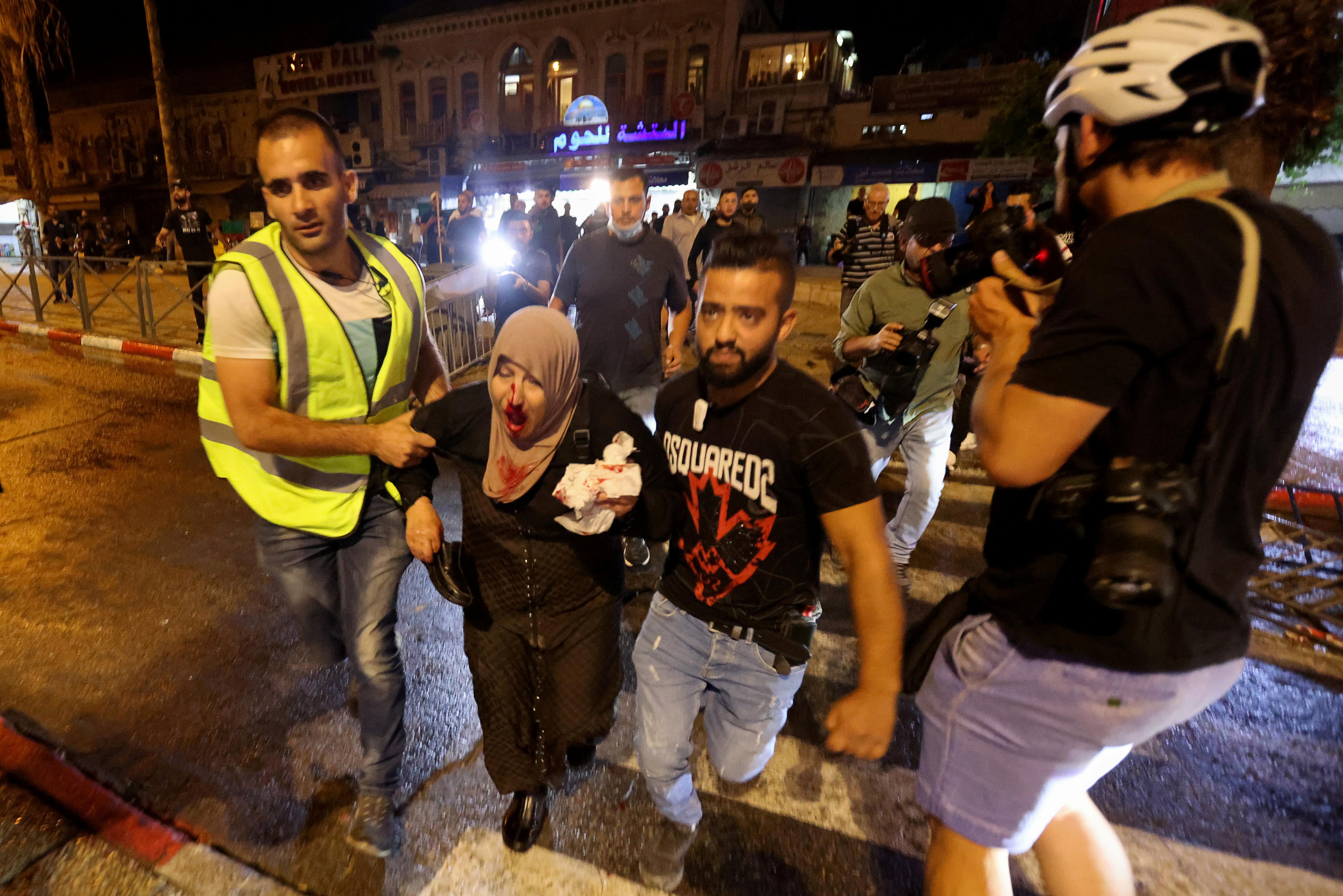 Una mujer palestina herida es evacuada durante los enfrentamientos con la policía israelí cerca de la Puerta de Damasco, durante el Laylat al-Qadr en el mes sagrado del Ramadán, en la Ciudad Vieja de Jerusalén. 8 de mayo de 2021. REUTERS/Ronen Zvulun