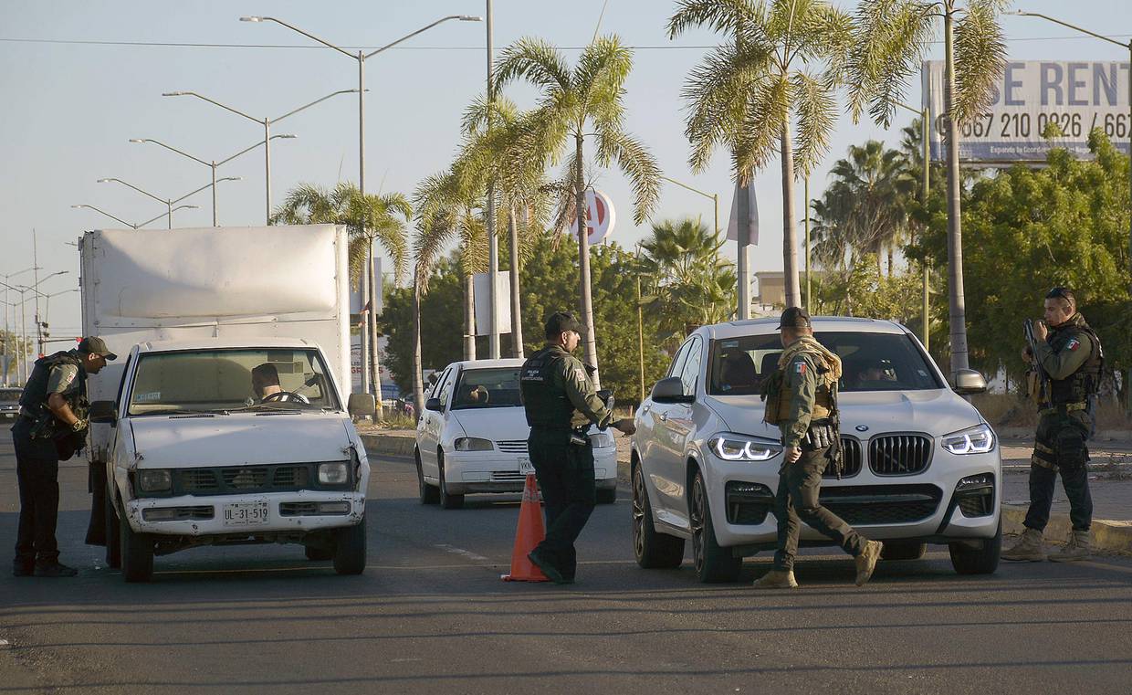Personal de la policía ministerial realizan revisiones de seguridad en la ciudad de Culiacán, estado de Sinaloa (México). Fotografía de archivo. EFE/Juan Carlos Cruz