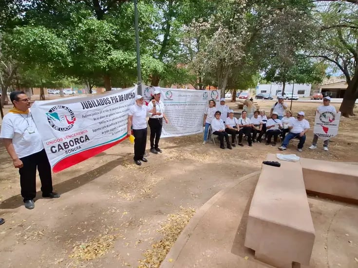 Miembros del colectivo Jubilados Pie de Lucha exigen justicia por pagos de pensiones suspendidos por el IMSS