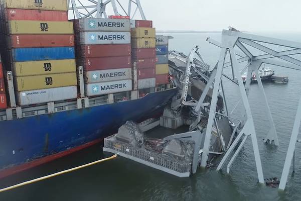Examinan los daños del barco carguero tras colapso del puente de Baltimore