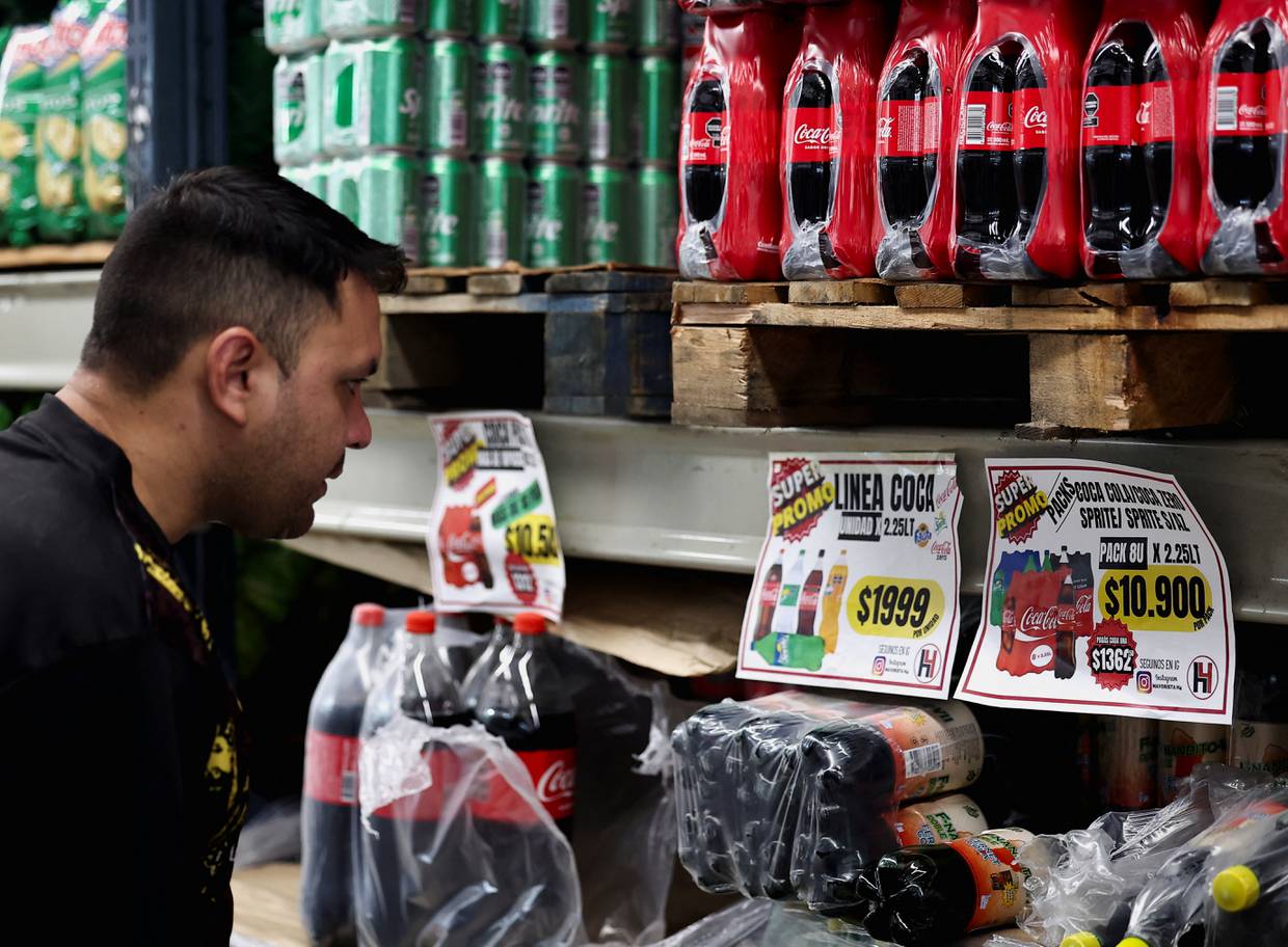 FOTO DE ARCHIVO-Un hombre mira los precios de los refrescos en un supermercado, mientras Argentina lucha con una inflación anual que se dirige hacia el 200%, en Buenos Aires, Argentina 8 de enero de 2024. REUTERS/Agustin Marcarian
