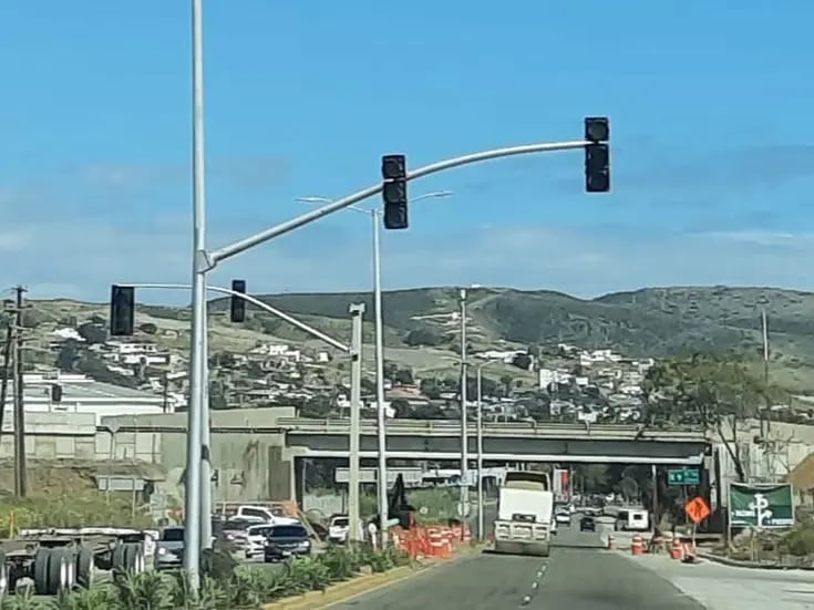 Colocarán semáforos para agilizar tránsito por obras del Nodo El Sauzal